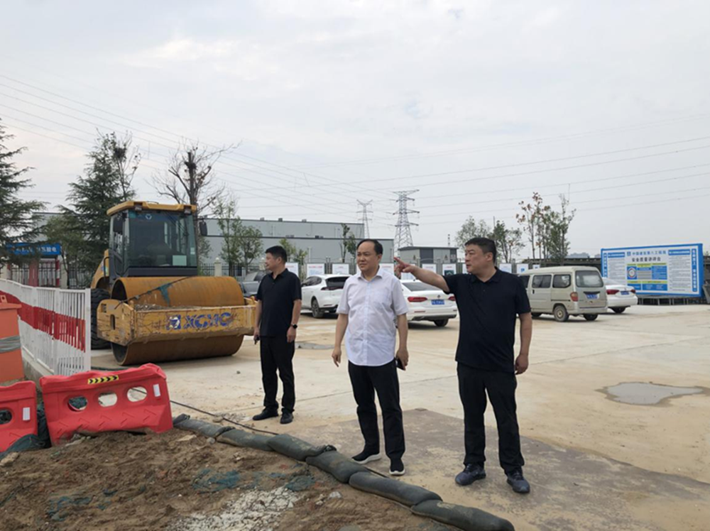 鄭州市建設(shè)投資集團(tuán)有限公司黨委委員、副總經(jīng)理張巖到侯寨新鎮(zhèn)區(qū)安置區(qū)調(diào)研項(xiàng)目建設(shè)工作